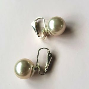 Pair of faux pearl earrings 🤍